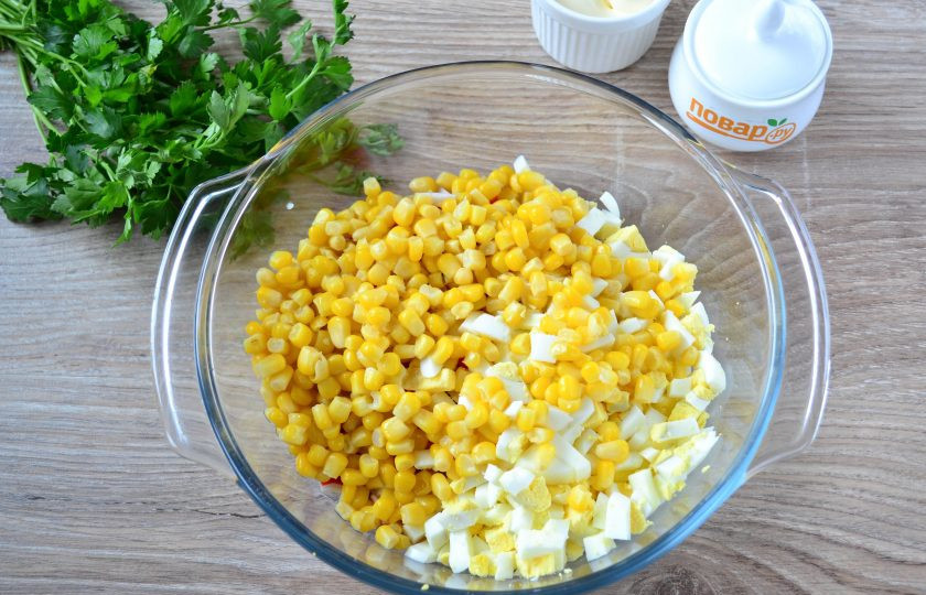 1. Этап. Салат с крабовыми палочками и ананасом: Смешайте крабовые палочки и яйца, добавьте консервированную кукурузу (не забудьте слить сок).