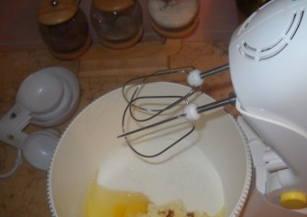 1. Этап. Пирожные на палочке: Выкладываем в миску растопленное сливочное масло, яйца, сахар, муку и разрыхлитель.