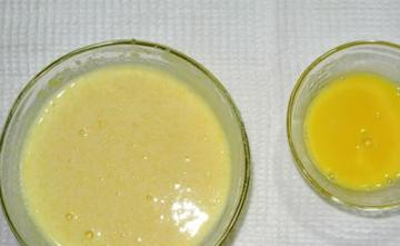 1. Этап. Печенье из песочного теста: Три желтка взбиваем с сахарной пудрой и ванилином. Оставшийся желток разводим со столовой ложкой воды и оставляем для смазки печенья.