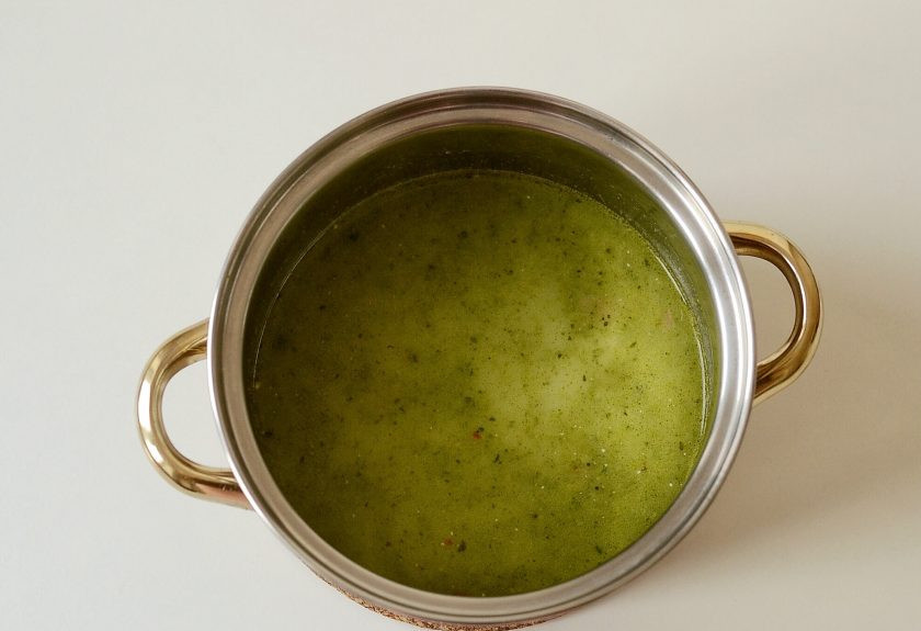 1. Этап. Азиатский суп с тыквой и брокколи: Обжарьте пасту в кастрюле с небольшим количеством растительного масла примерно 5 минут, постоянно помешивая. Затем влейте овощной бульон и кокосовое молоко. Добавьте выжатый сок лайма и сахар.