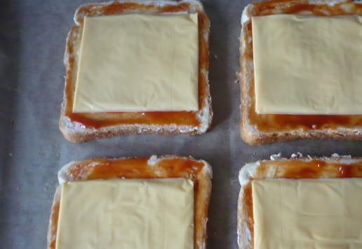 1. Этап. Горячие сэндвичи с фаршем индейки: На ломтики хлеба смазанные сливочным маслом и кетчупом выложить плавленый сыр.