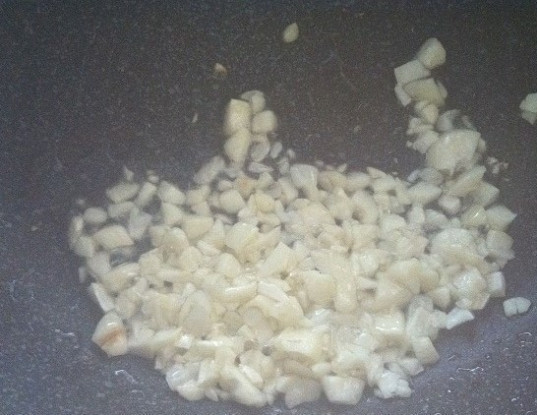 1. Этап. Острые креветки в соусе: 3. Затем разогрейте масло в сковороде. Добавьте в него чеснок. Обжарьте его в течение пары минут до появления аромата.