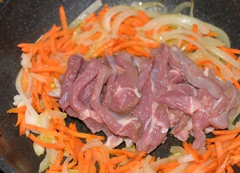 1. Этап. Азу из индейки в сметанном соусе: Добавляем в сковороду индейку, перемешиваем. Как только филе полностью побелеет, накрываем сковороду крышкой и тушим 10 минут на слабом огне.