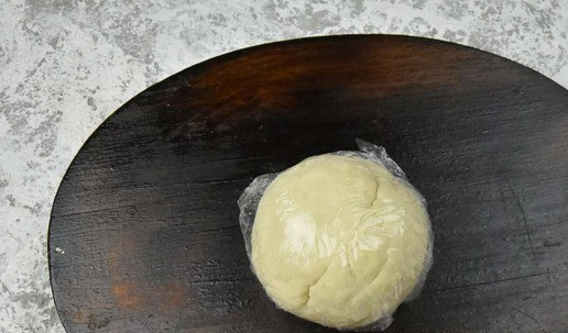 1. Этап. Закуска индилайтовые ножки: Соберите тесто в шар, оберните пищевой пленкой и оставьте отдохнуть на час.