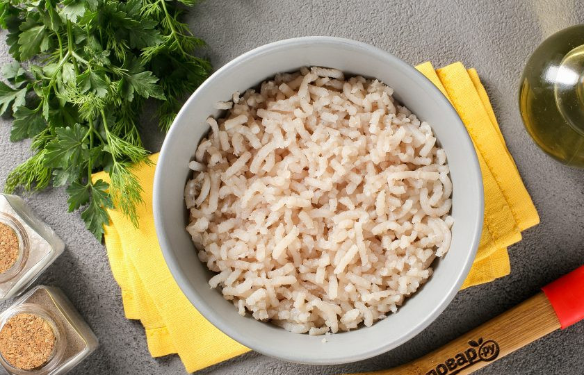 1. Этап. Тефтели из судака: Рыбу разделайте на филе и пропустите через мясорубку.