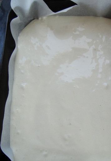 1. Этап. Трайфлы с лимонным курдом: Переложить тесто в абсолютно любой противень (или форму), который предварительно надо застелить бумагой для выпечки.