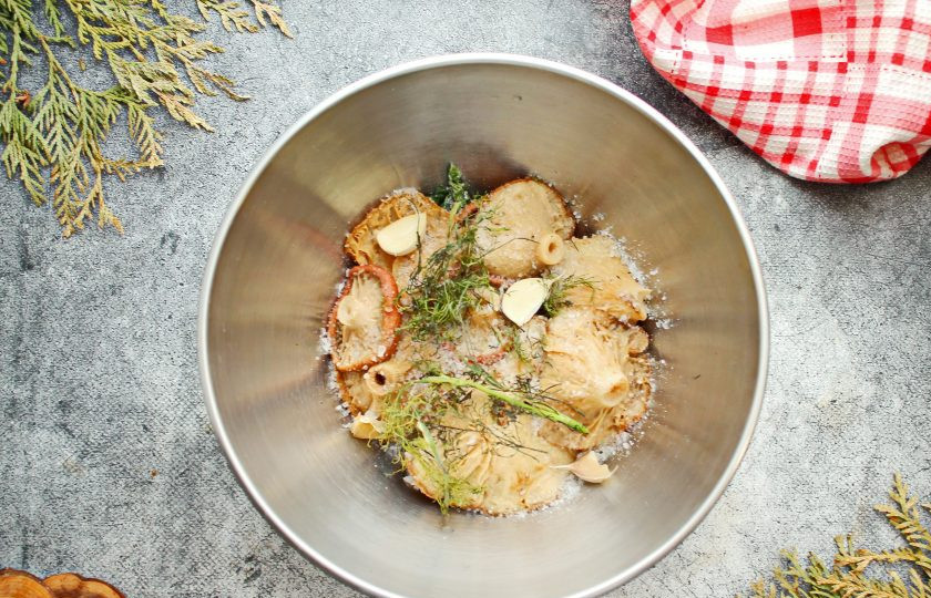 1. Этап. Волнушки соленые: Добавьте сверху соли немного зелени. Продолжая укладывать грибы слоями, пересыпая солью и добавляя зелень, перец и чеснок. Последним слоем должна быть зелень. Выложите сверху подходящее по диаметру блюдо и установите груз. Уберите в темное, прохладное место на 45 дней, после чего их можно подавать на стол.