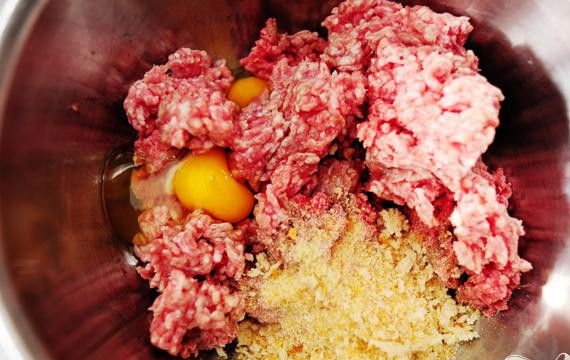 1. Этап. Спагетти с фрикадельками: В глубокой миске объединить сухари, говяжий и свиной фарш, пару яиц.