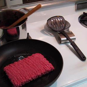 1. Этап. Сырный Тортеллини с мясным соусом: Обжариваем мясо до коричневатого цвета.