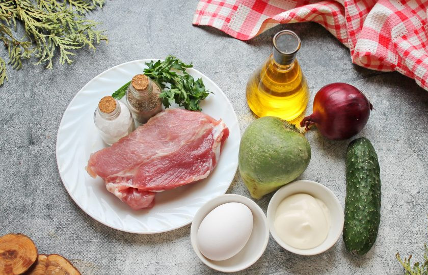 1. Этап. Салат из редьки с жареным мясом: Подготовьте все необходимые ингредиенты для приготовления салата из редьки с обжаренным мясом. Овощи тщательно вымойте и обсушите.