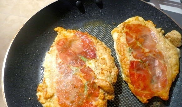 1. Этап. Сальтимбокка из курицы: В сковородку влейте рафинированное растительное масло без запаха и поставьте ее на сильный огонь. Когда масло хорошенько разогреется, уменьшите огонь, выложите на сковородку мясо и обжарьте сначала с одной стороны, а потом с другой до румяной корочки. В конце присыпьте специями и подавайте к столу горячим.