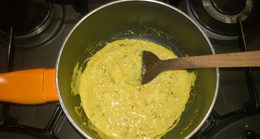 1. Этап. Щука в соусе карри с овощами: 5. К луку добавьте приправу 