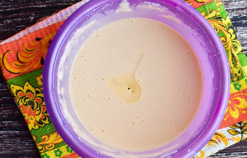 1. Этап. Блины на йогурте с дырочками: Очень хорошо перемешайте тесто. Влейте растительное масло.