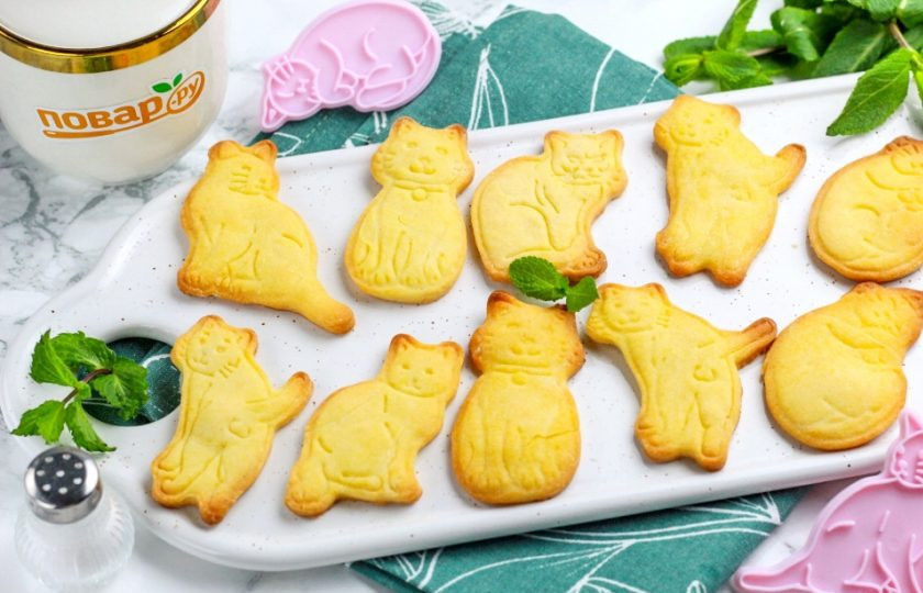 1. Этап. Домашнее печенье: Выложите румяное и вкусное домашнее печенье на тарелку или досочку и подайте к столу охлажденным — оно будет более ломким. Приятного вам аппетита!