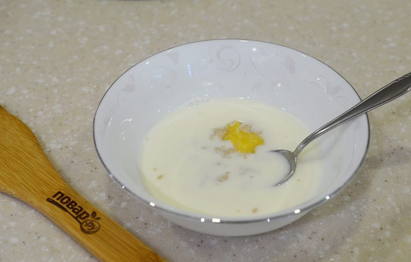 1. Этап. Пирожное Жербо: 1. Теплое молоко перемешайте с медом и дрожжами. Дождитесь пены.