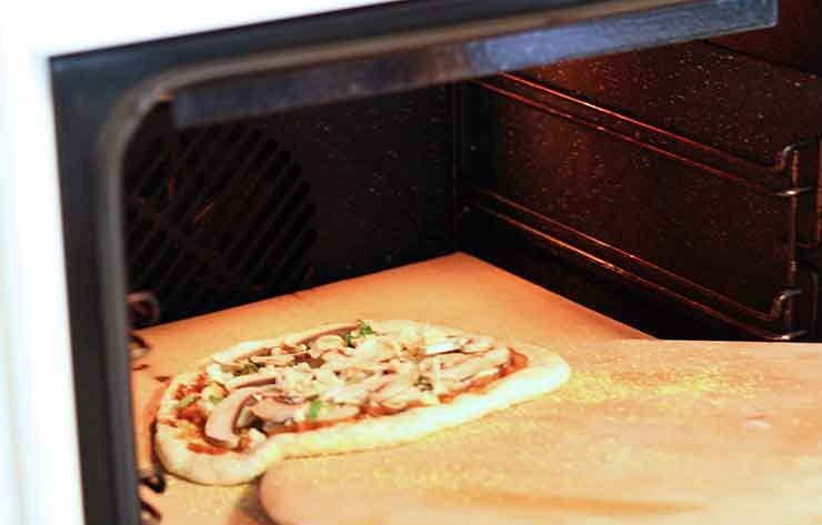 1. Этап. Пицца в духовке: Духовку хорошо разогрейте до 220 градусов и выпекайте пиццу минут 15.