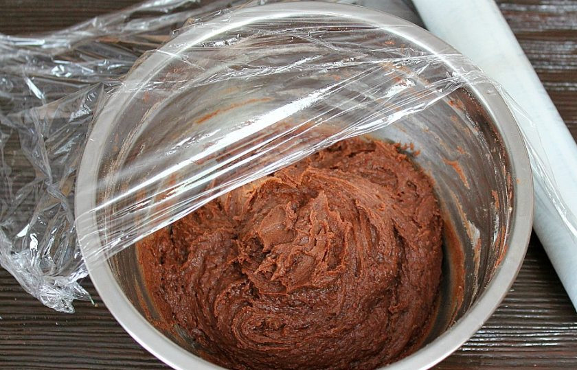 1. Этап. Мраморное печенье: Хорошо перемешиваем. Накрываем пищевой пленкой и убираем в холодильник на час.