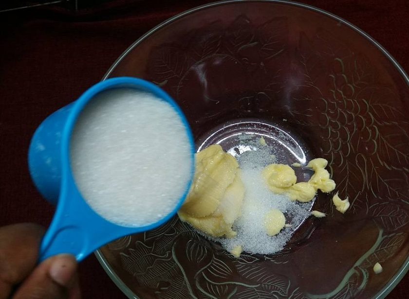 1. Этап. Влажный бисквит с манго: 3. В глубокой емкости смешайте смягченное масло и сахар.