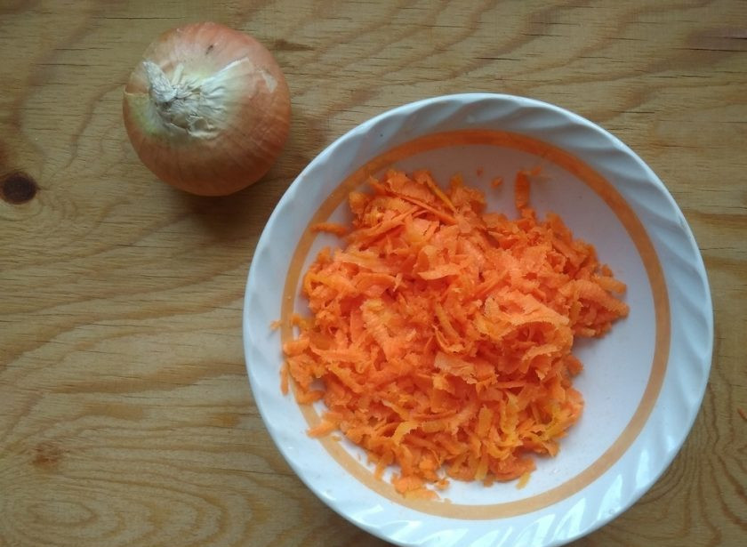 1. Этап. Тушеная пекинская капуста с морковью: 3. Затем натрите на крупной тёрке очищенную и помытую морковь.