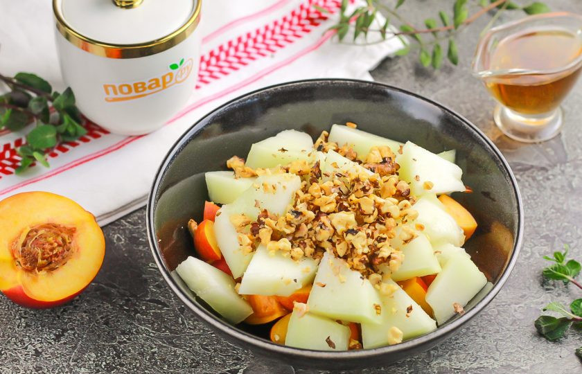 1. Этап. Фруктовый салат с дыней и нектаринами: Ядра грецких орехов измельчите и добавьте в емкость к фруктовой нарезке. По желанию можно заменить грецкие орехи фундуком, арахисом и т.д.