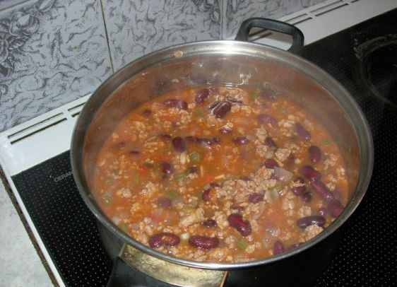 1. Этап. Суп чили с фасолью: 8. Перемешиваем суп, варим его еще 5-10 минут, после чего солим и перчим по вкусу. Для подачи в тарелку насыпаем немного тертого сыра. Наливаем суп и наслаждаемся его вкусом.