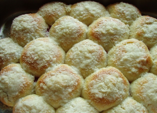 1. Этап. Булочки с вишней: 6. Выпекайте около получаса при средней температуре.