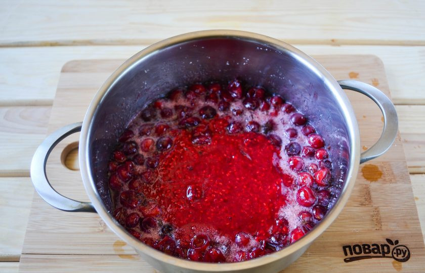 1. Этап. Варенье из крыжовника и малины: Добавьте измельченную малину к крыжовнику.
