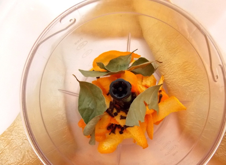 1. Этап. Пряное апельсиновое масло: Все сложите в чашу блендера.