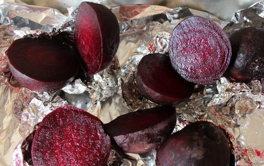 1. Этап. Свекла с чесноком: 2. Когда свекла станет мягкой, достаньте её и остудите. После разверните, очистите и отрежьте края.