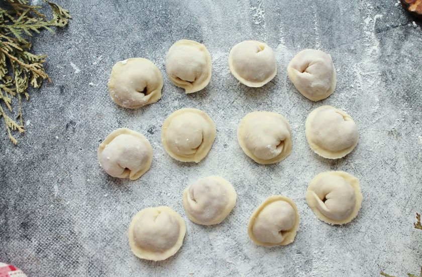 1. Этап. Пельмени из кабана: Слепите пельмени любым удобным способом. Готовые пельмени разложите на подносе, посыпанный мукой, в один слой.