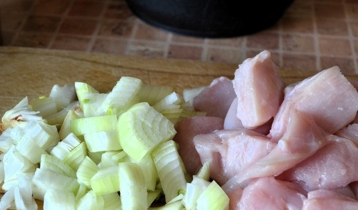 1. Этап. Куриное филе в соусе карри: Куриное филе нарезать на кусочки. Лук очистить, нарезать не крупно.