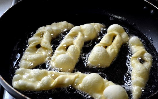 1. Этап. Хворост с медом: 12. На сковороде разогрейте растительное масло и выложите тесто.