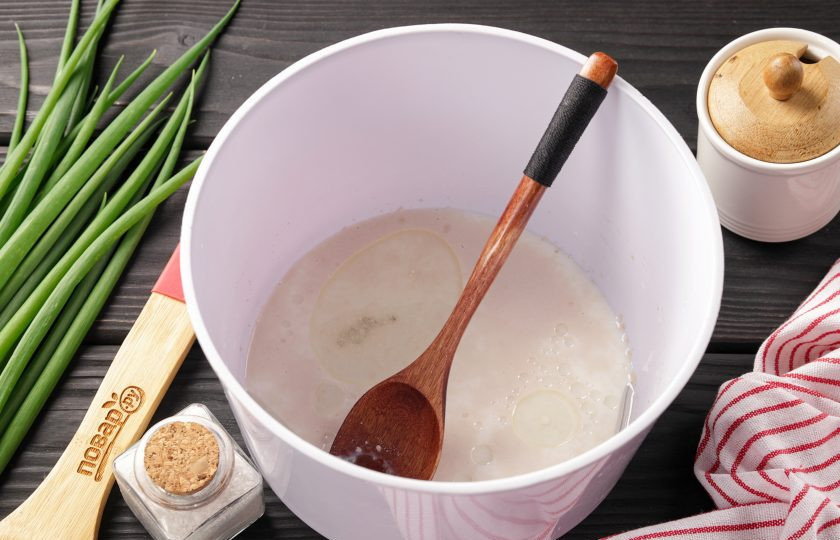 1. Этап. Дрожжевой пирог с яйцом в духовке: Соедините тёплое молоко, сахар и дрожжи. Оставьте на 10 минут, затем добавьте соль и масло.