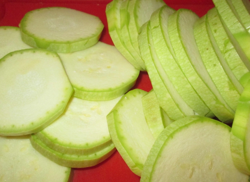 1. Этап. Кабачки на сковороде: Чистим кабачок и режем кружочками средней толщины.