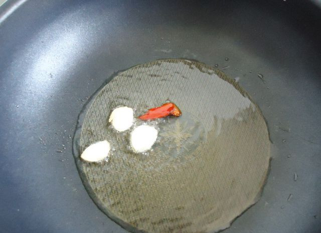 1. Этап. Сочная говядина на сковороде: на хорошо разогретом масле обжариваем чеснок и жгучий перец.