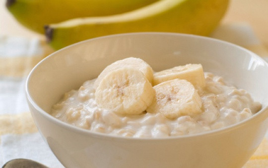 1. Этап. Каша с медом: Готовую кашу выложите порционно по тарелочкам и украсьте нарезанным бананом.