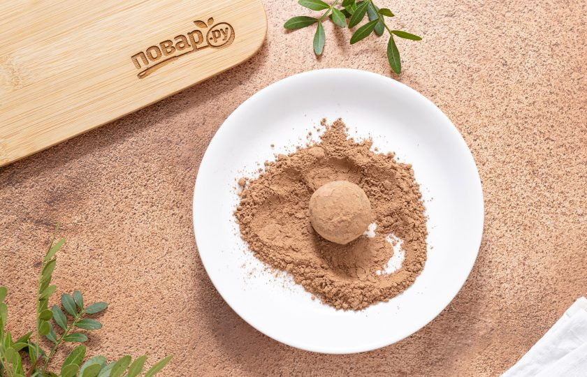 1. Этап. Шоколадные конфеты без сахара: Обваляйте конфеты в какао-порошке. Уберите в морозильник на полчаса, чтобы конфеты застыли или на пару часов в холодильник.