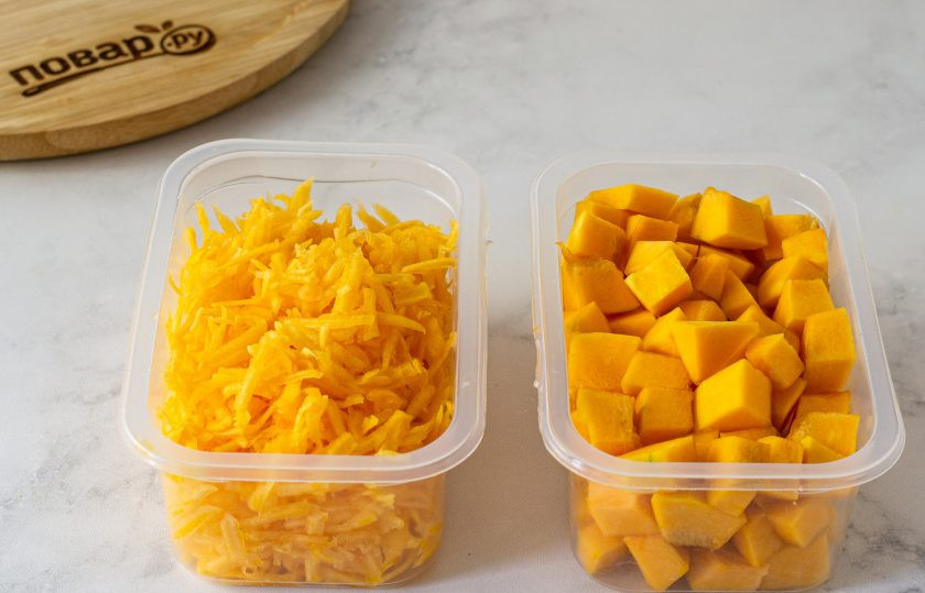1. Этап. Тыква замороженная: Разложите тыкву по небольшим пластиковым контейнерам или пакетам. Уберите в морозилку на хранение.