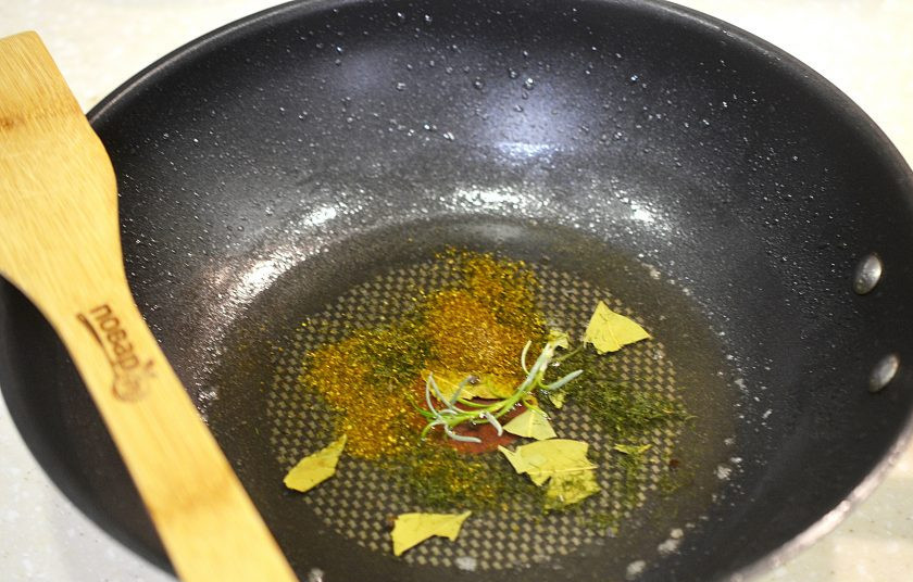 1. Этап. Курица карри Джейми Оливера: 3. В сотейнике разогрейте масло и добавьте все специи, обжаривайте до аромата.