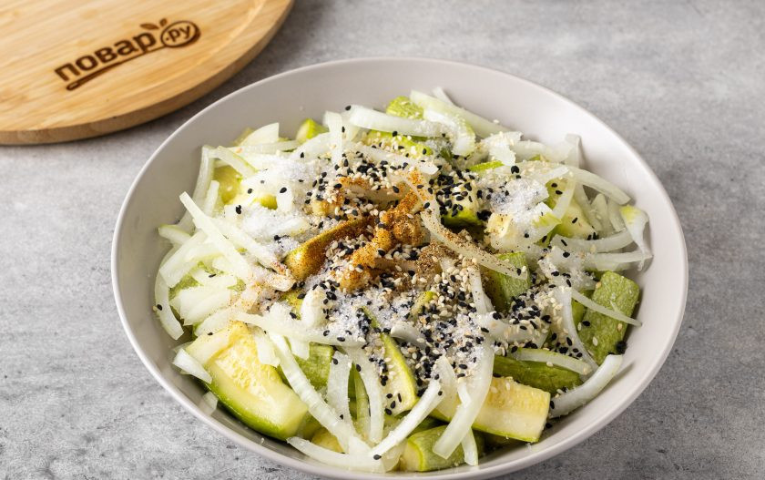 1. Этап. Кабачок маринованный в соевом соусе на зиму: Затем добавьте обжаренный кунжут, острый и черный молотый перец, приправу для моркови по-корейски. Нагрейте растительное масло и полейте им заготовку.