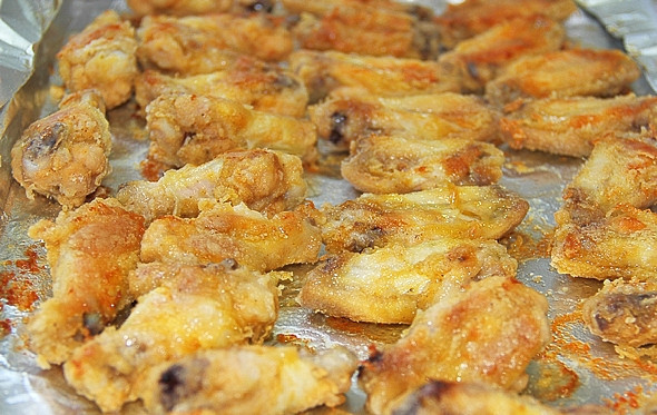 1. Этап. Острые крылья: 3. Через 30 минут достаем крылья, переворачиваем их и снова отправляем на полчаса.