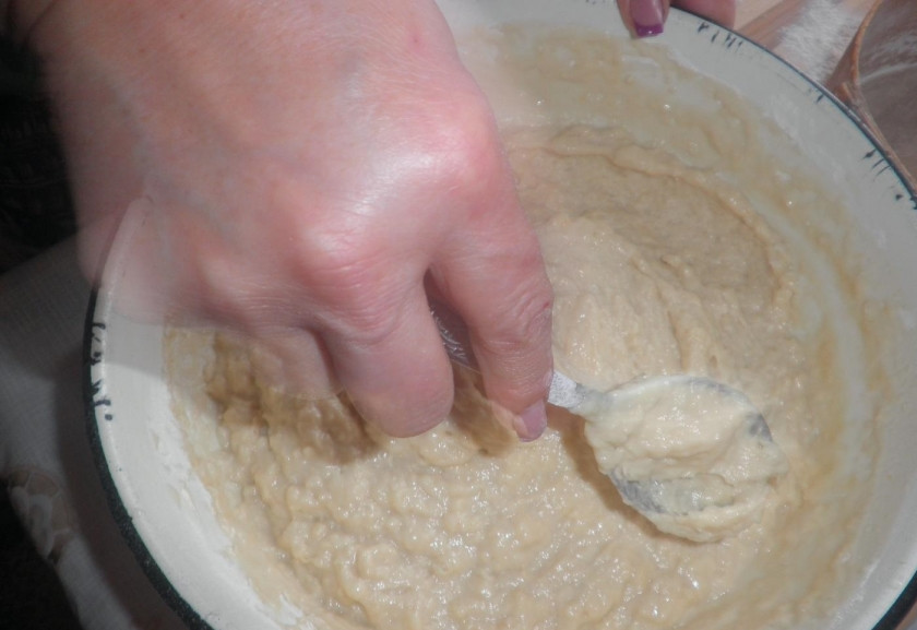 1. Этап. Дрожжевое тесто на пышки: 8. Сперва перемешиваю жидкое тесто ложкой, чтобы не липло к рукам, и постепенно добавляю оставшуюся муку.