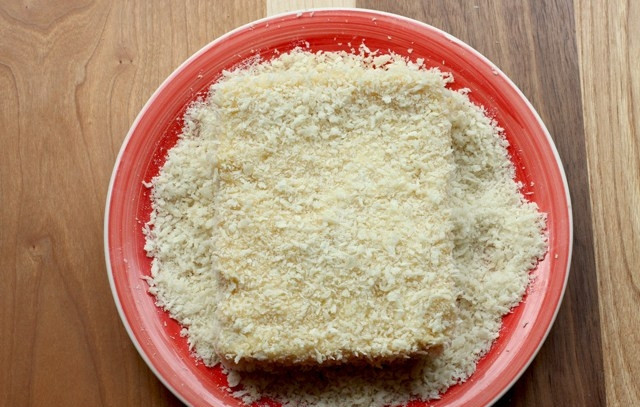 1. Этап. Жареный сэндвич с моцареллой: 5. И обваляйте в панировочных сухарях.