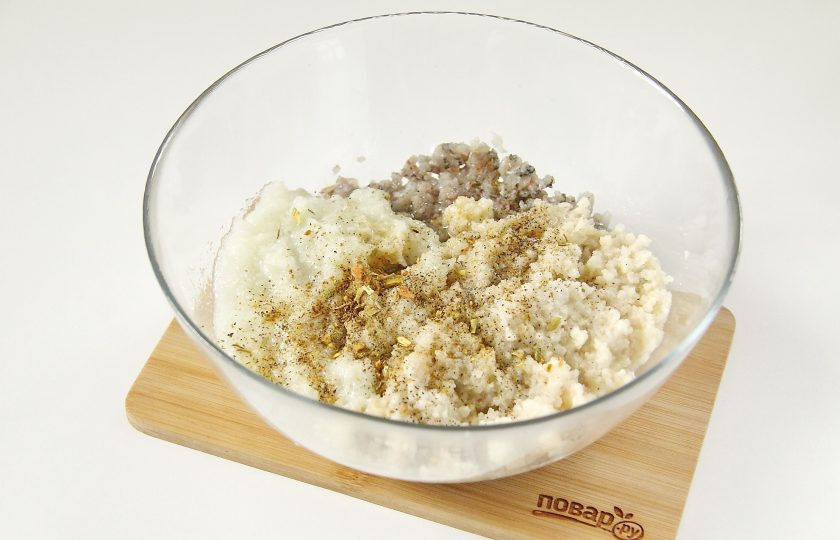 1. Этап. Котлеты из корюшки: Измельчите таким же способом лук и картофель. Добавьте соль и черный молотый перец или любые другие специи по вкусу.