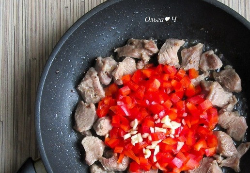 1. Этап. Заливные пирожки с индейкой: Добавьте мелко нарезанный сладкий перец и чеснок, обжарьте до испарения лишней жидкости. Снимите с огня.