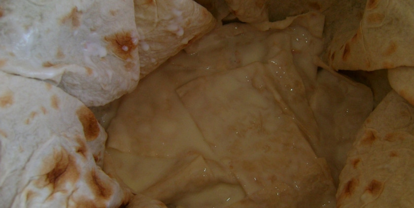 1. Этап. Ачма из лаваша в мультиварке: Начинаем выкладывать слои будущей ачмы в мультиварке. И первый слой - это смоченный лаваш.