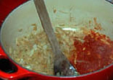 1. Этап. Ребрышки в соусе: Добавляем чеснок и готовим ещё минуту. Добавить томатную пасту и специи. Когда появится аромат нужно влить кофе, чили пасту и 2 столовые ложки кленового сиропа.