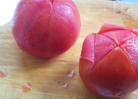 1. Этап. Томатный суп для похудения: Помидоры надрезать и бросить в кипяток на полминуты.