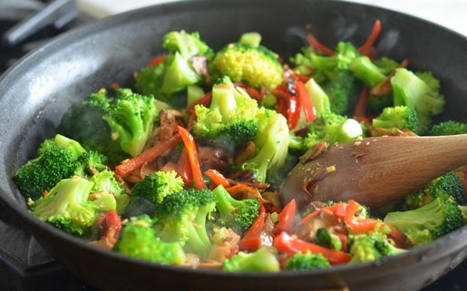 1. Этап. Овощи стир-фрай: 7. Выложите на сковороду брокколи, аккуратно перемешайте и жарьте еще минуту.