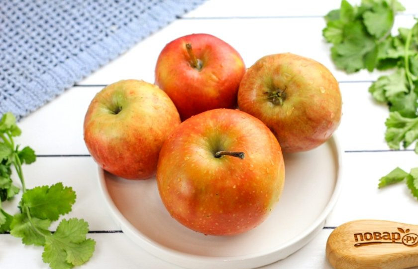 1. Этап. Домашний яблочный уксус: Подготовьте указанные ингредиенты. Яблоки выбирайте сладких или сладковато-кислых сортов, чтобы уксус приобрел более яркий вкус. Используйте садовые яблоки, а не магазинные, так как их поверхность не обработана парафином.